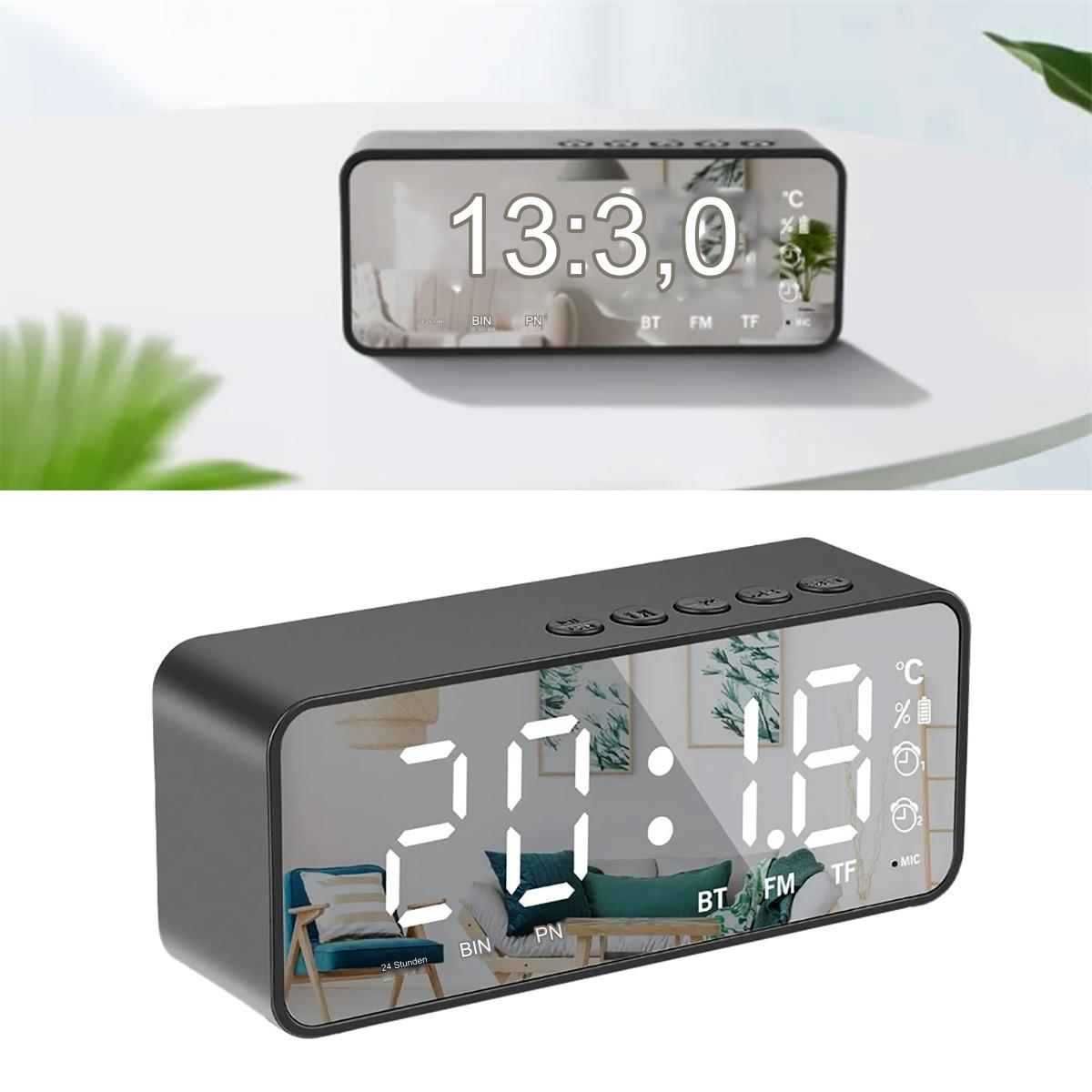 Schwarze Digitaluhr mit verspiegeltem Display. Zeigt die Uhrzeiten 13:30 und 20:49. Hat Knöpfe und BT-, FM-, TF-Labels.