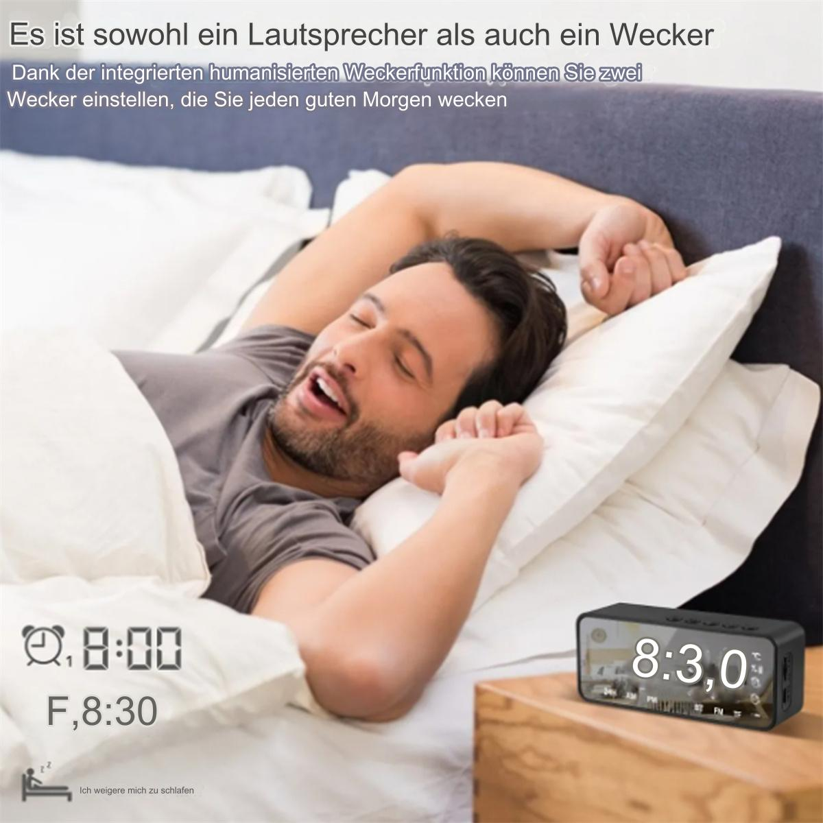 Mann schläft neben digitalem Wecker, 8:00 Uhr, auf einem Holztisch.