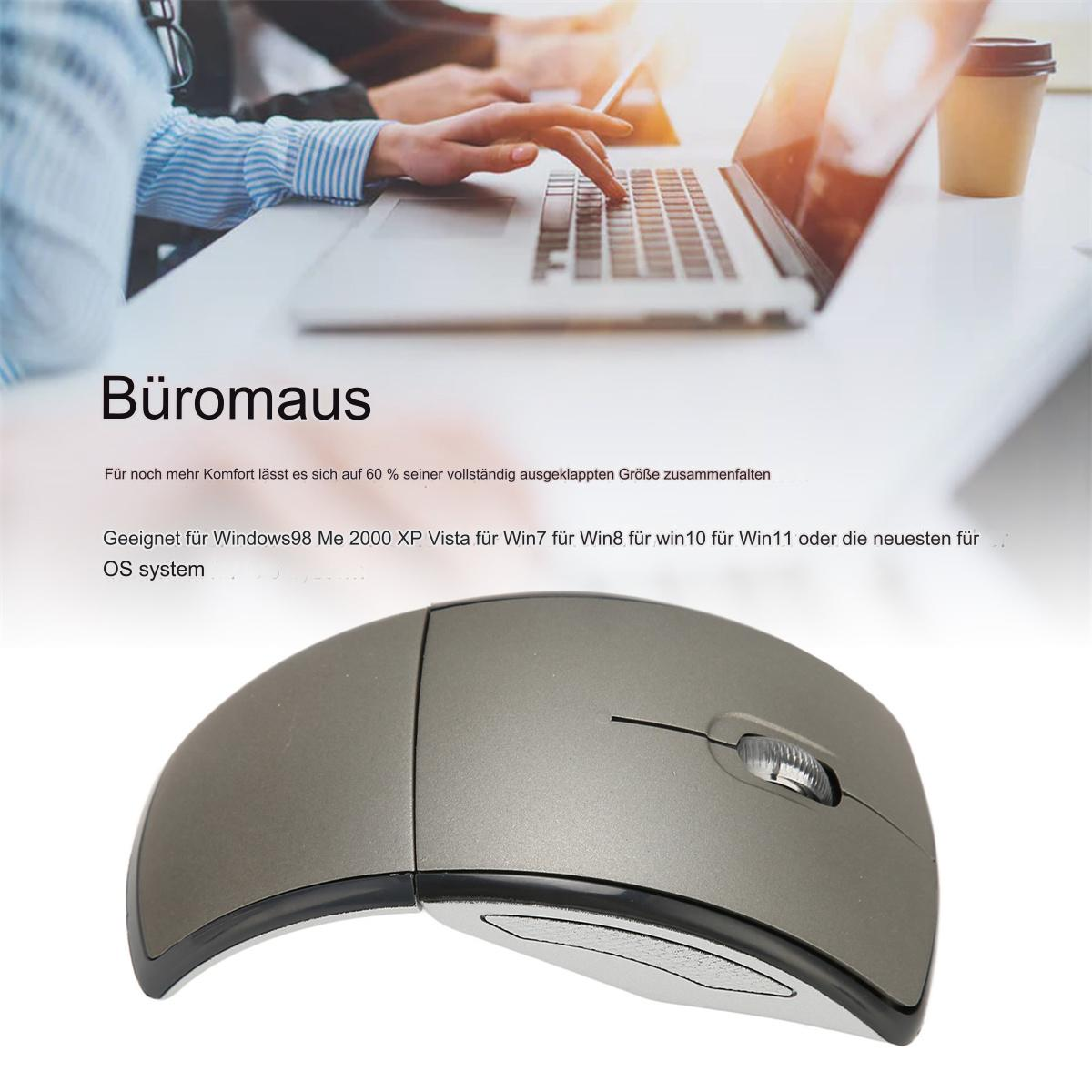 Eine graue ergonomische Computermaus auf weißer Oberfläche. Sie hat ein Scrollrad.