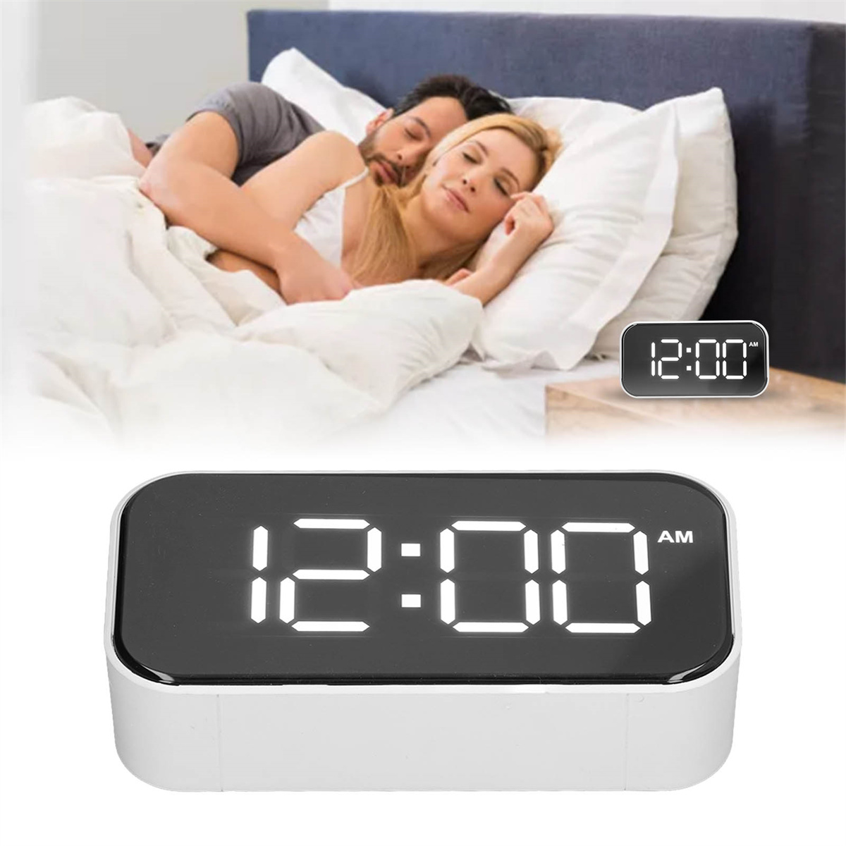 Ein weißer digitaler Wecker mit großen Zahlen, die 12:00 AM anzeigen. Ein Paar schläft im Hintergrund.