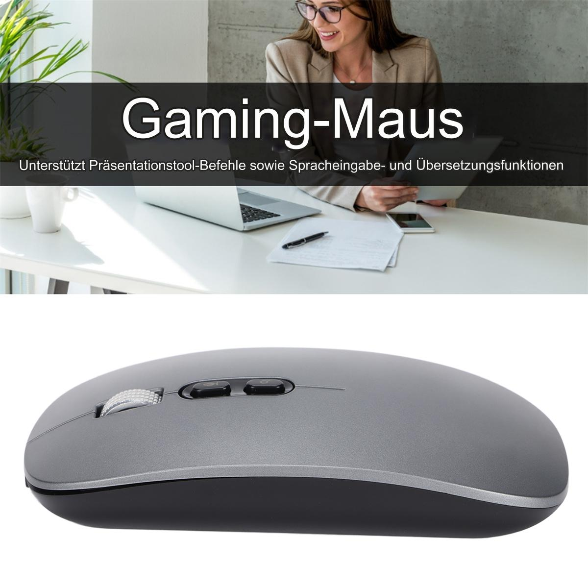 Eine graue, kabellose Maus mit schwarzem Sockel, vor einer Person, die an einem Schreibtisch arbeitet.