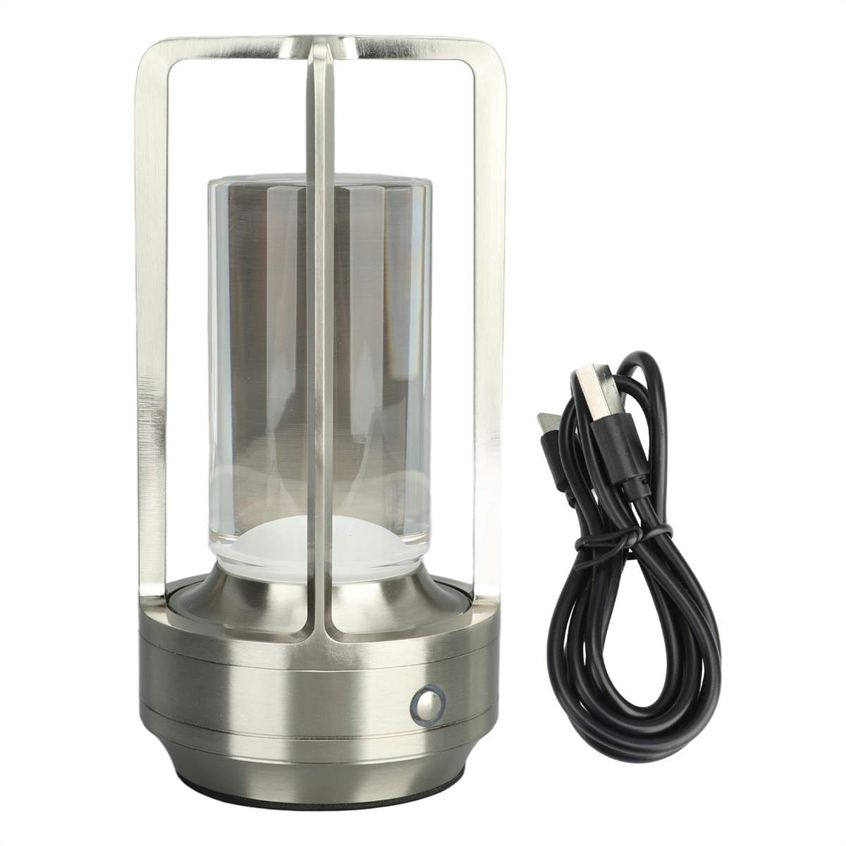 Silberne Laternenlampe mit einem durchsichtigen Glaszylinder und einem USB-Ladekabel daneben.