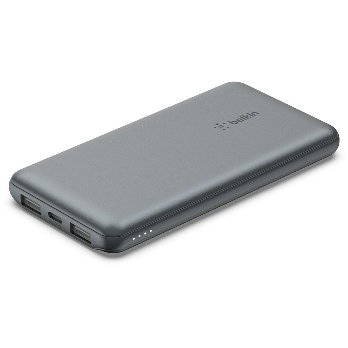 Een grijze Belkin powerbank. Heeft een rechthoekige vorm met twee USB-poorten en een uitgangsindicator.