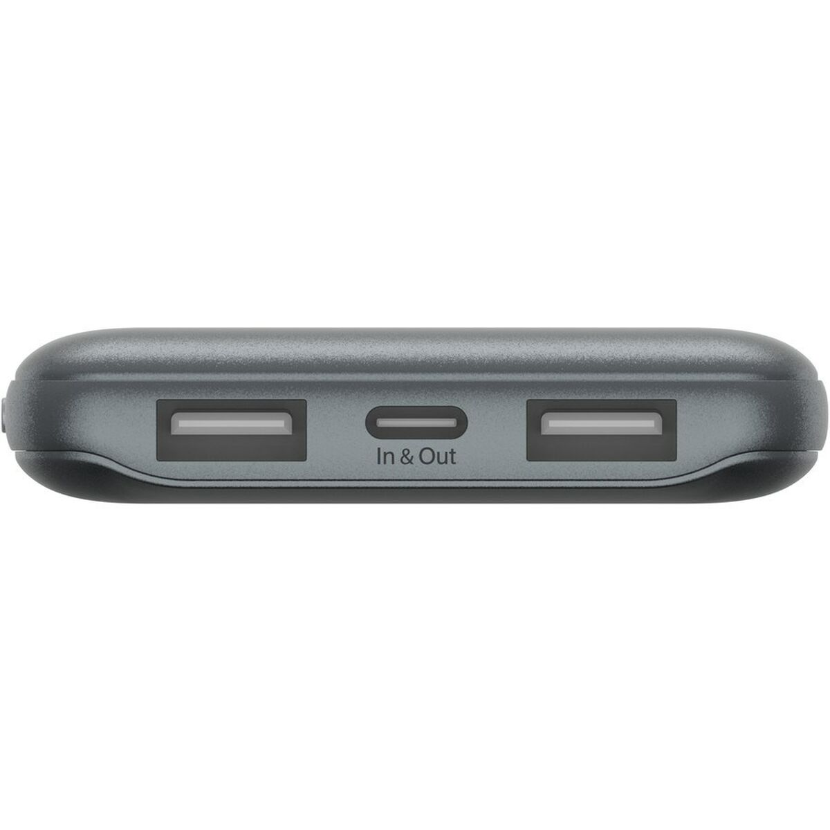 Donkergrijze powerbank met 'In & Out' poorten, op witte achtergrond.