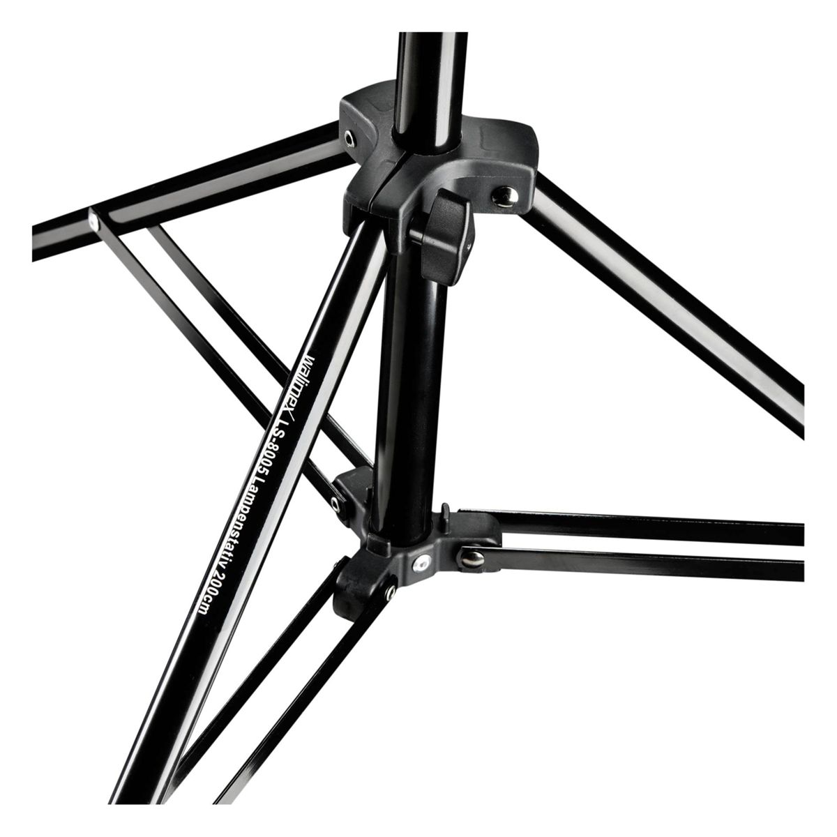 Una base per treppiede nera e argento con tre gambe, da una bassa angolazione, sfondo bianco.