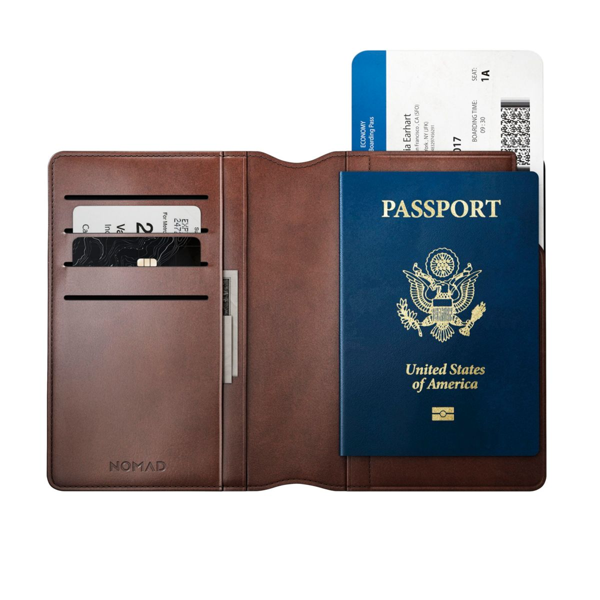 Porta passaporto in pelle marrone con passaporto e carta d'imbarco all'interno.