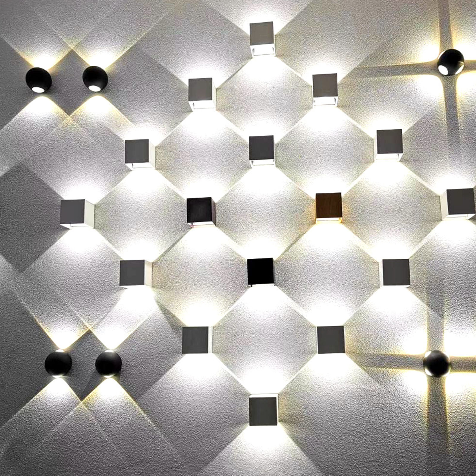 Wand mit mehreren quadratischen und runden Lichtern, hell und symmetrisch.
