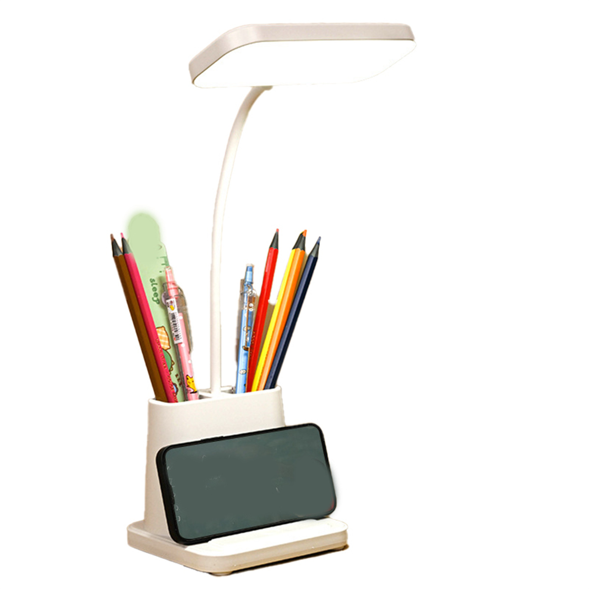 Eine Schreibtischlampe mit Bleistiften, Stiften und einem Smartphone. Die Lampe hat ein Licht und eine Handyhalterung.