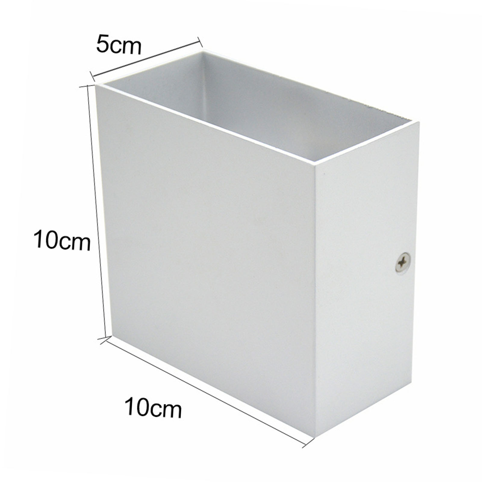 Eine silberne, rechteckige Leuchte mit den Maßen 10x10x5cm. Die Innenseite ist offen.