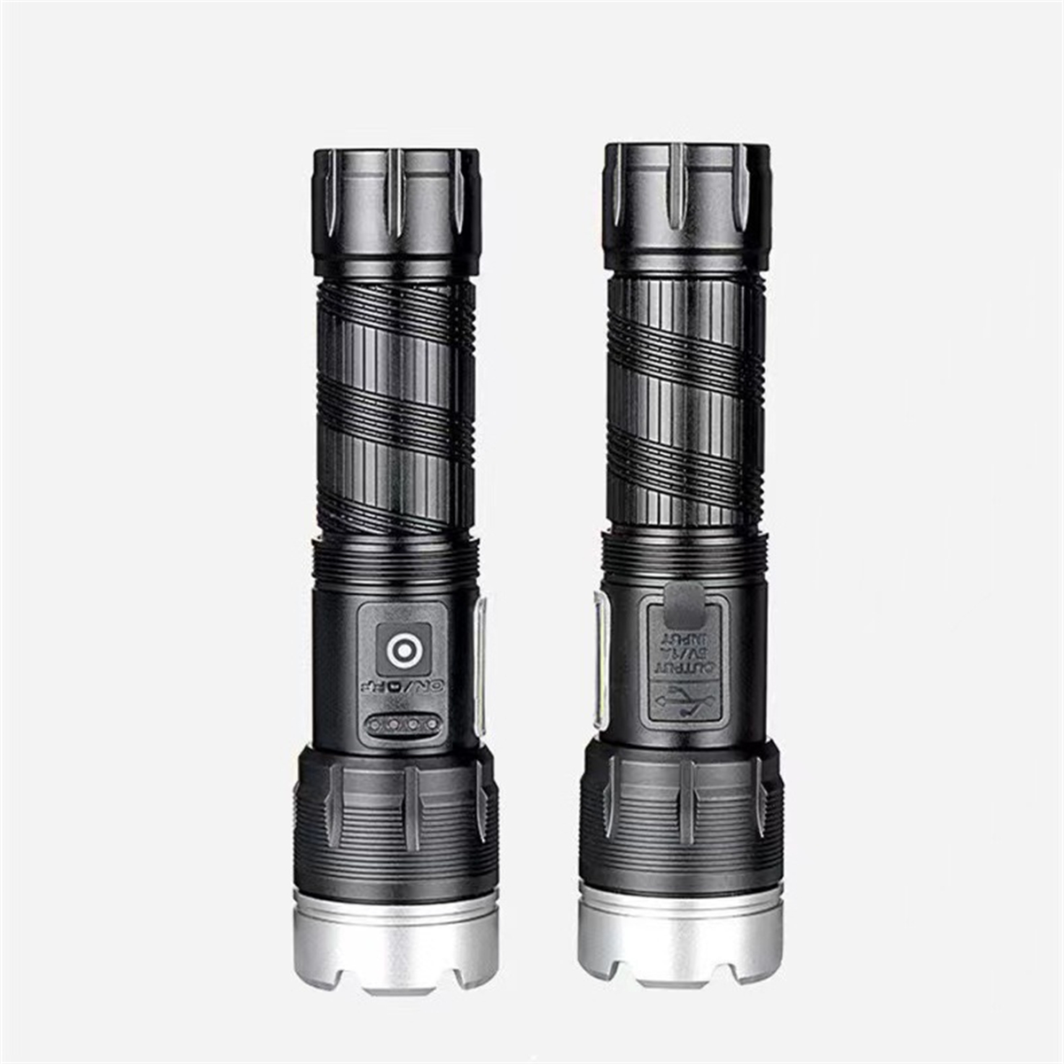 Zwei silberne Taschenlampen mit Ein/Aus- und Ausgangsmarkierungen, isoliert auf Weiß.