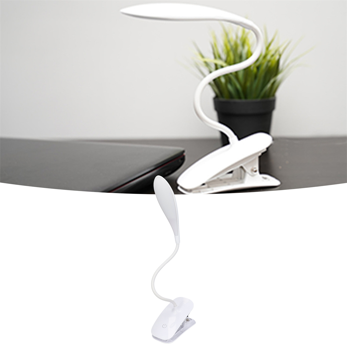 Weiße Schreibtischlampe mit flexiblem Hals und Clip. Sie steht auf einem schwarzen Schreibtisch.