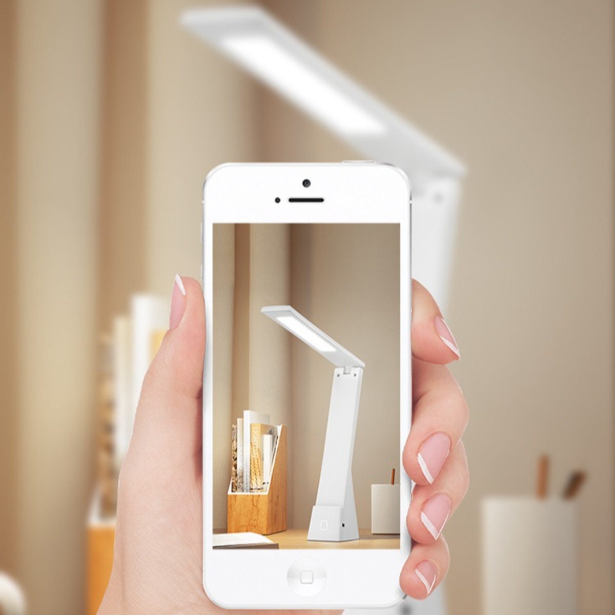 Eine Person, die ein Telefon mit einer Schreibtischlampe hält, mit verschwommenem Hintergrund.