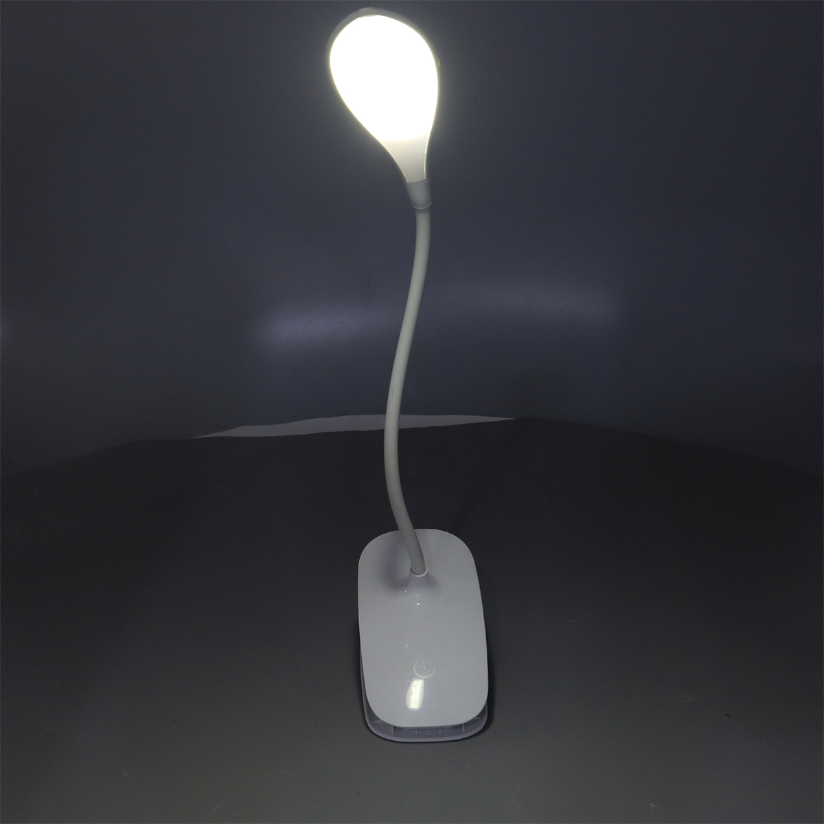 Weiße Schreibtischlampe mit gebogenem, verstellbarem Hals und hellem Licht.