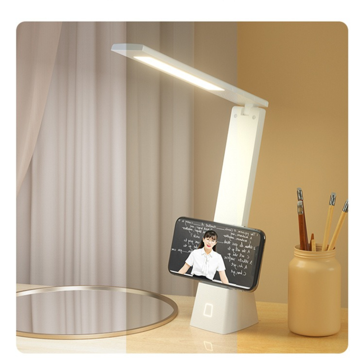 Eine weiße Schreibtischlampe mit einem Telefon, das einen Videoanruf anzeigt.