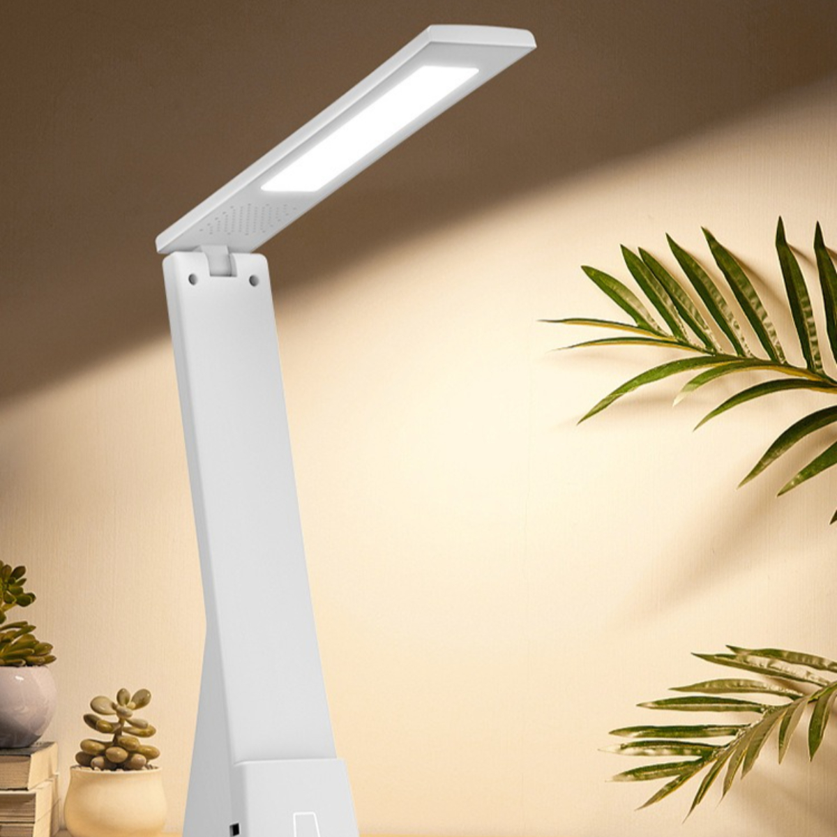 Weiße Schreibtischlampe mit verstellbarem Kopf, zum Betrachter geneigt.