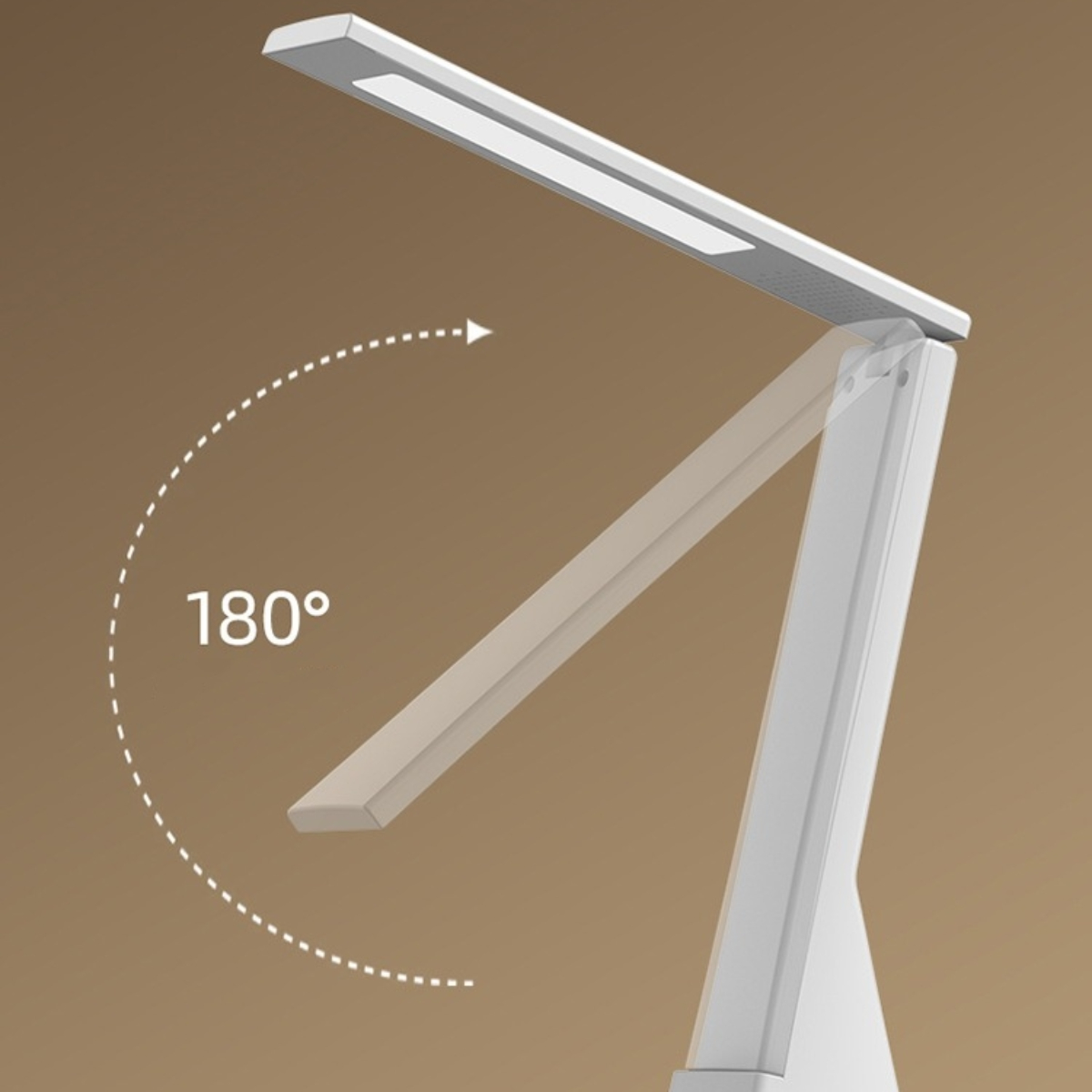 Eine weiße Schreibtischlampe mit schwenkbarem Kopf, die einen Bewegungsbereich von 180 Grad zeigt.