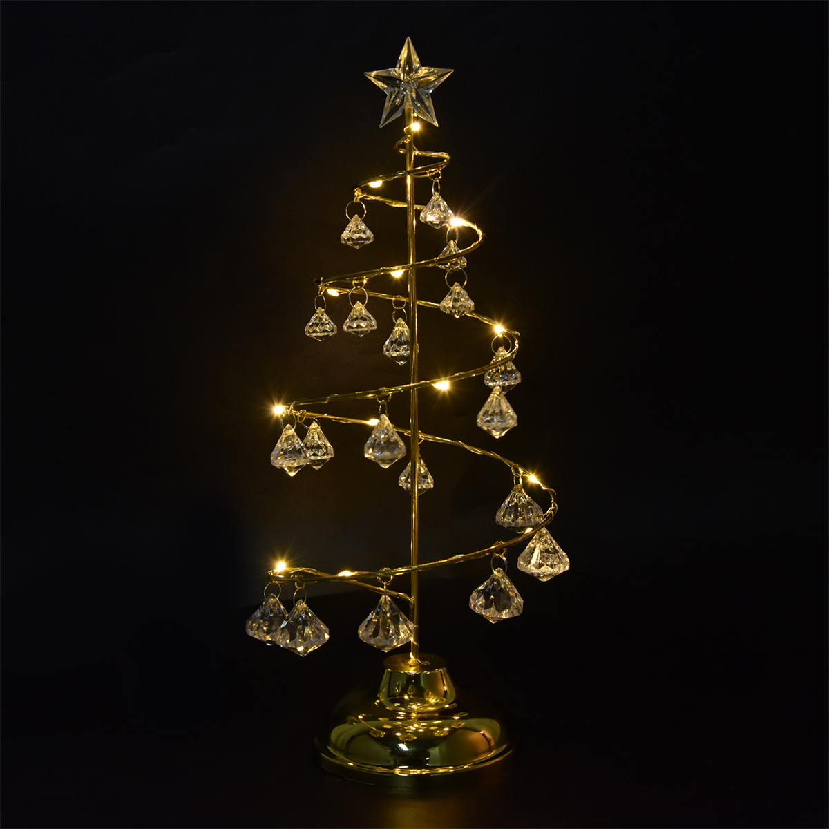 Weihnachtsbaumschmuck. Der Baum ist goldfarben mit Kristallen und Lichtern. Er steht auf einem goldenen Sockel.