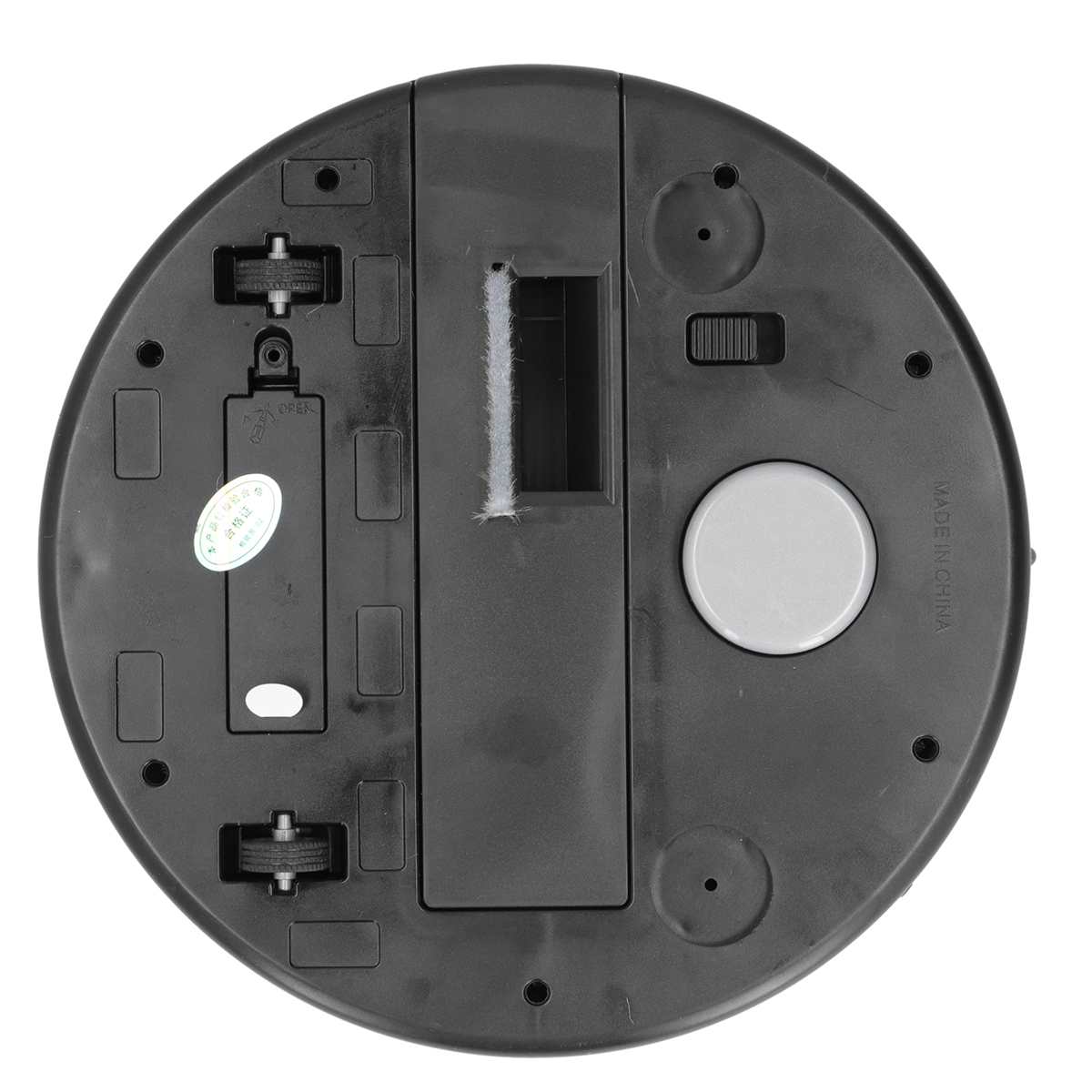 Unterseite eines schwarzen Staubsaugerroboters. Er hat Räder, Ladekontakte und ein zentrales Fach.