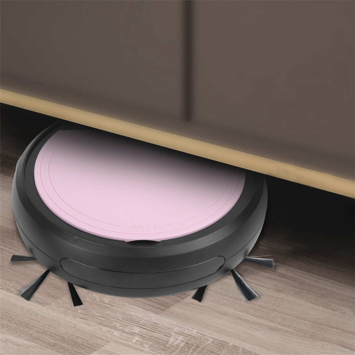 Ein schwarz-rosa Roboter-Staubsauger, der einen Holzboden reinigt.