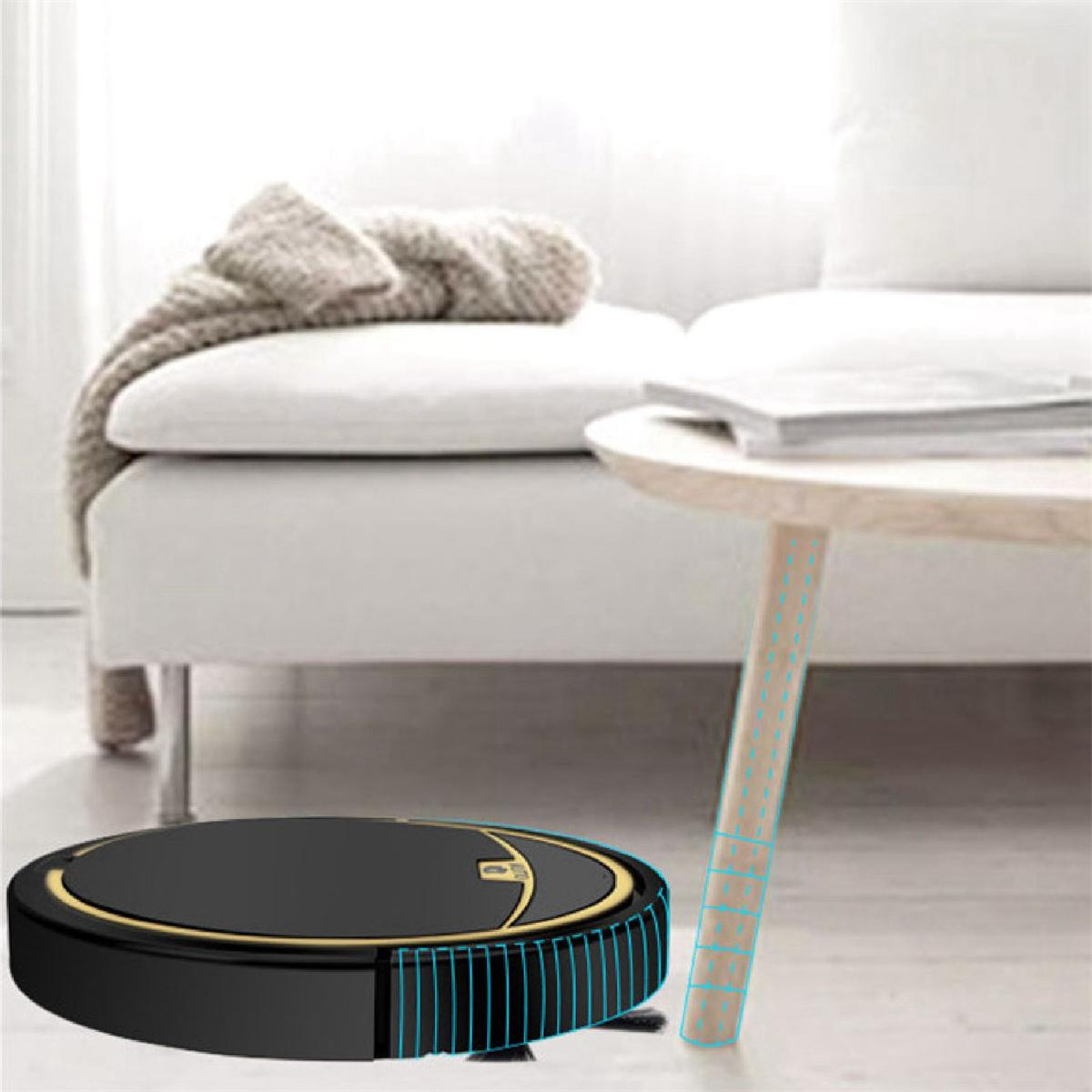 Ein schwarzer Roboter-Staubsauger auf einem Holzboden, in der Nähe eines weißen Sofas und eines Tisches mit Buch.