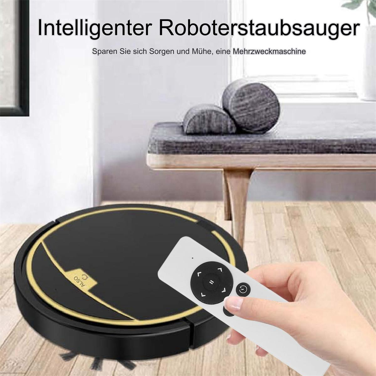 Ein schwarzer und goldener Roboter-Staubsauger mit einer Fernbedienung. Er steht auf einer Oberfläche, im Hintergrund sind ein Tisch und etwas Deko.
