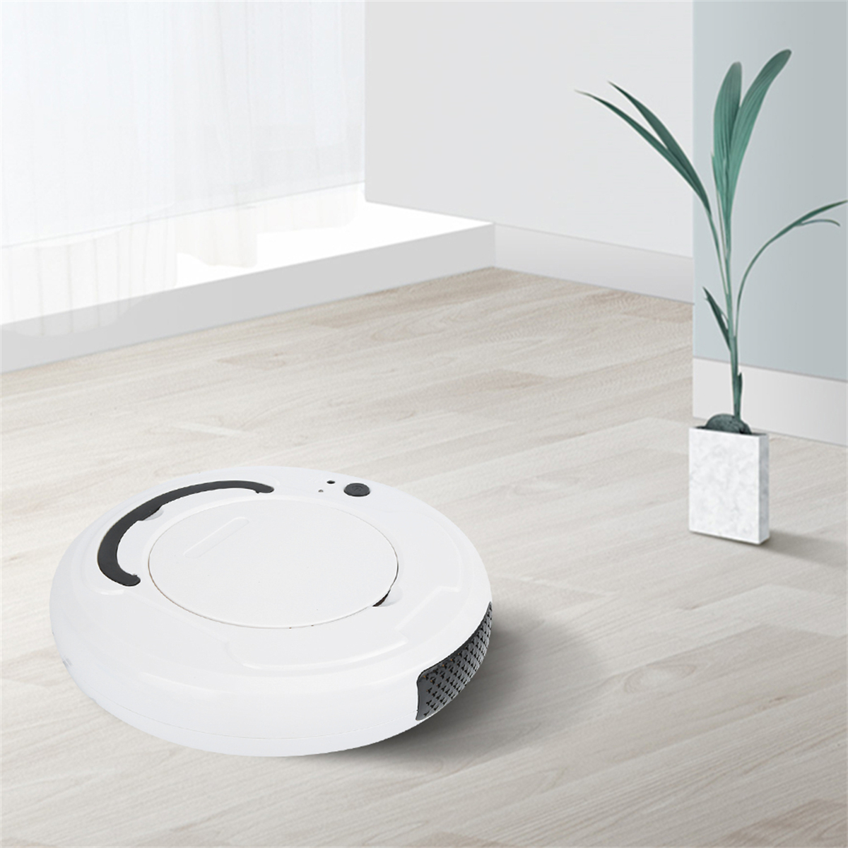 Weißer Roboter-Staubsauger auf Holzboden, mit einer Pflanze im Hintergrund.