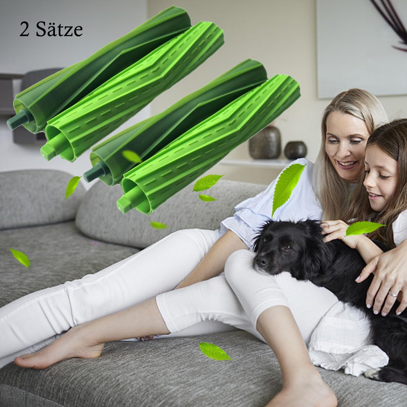 Pokazano dwie zielone, żebrowane szczotki do odkurzacza, wraz z matką i córką z psem.