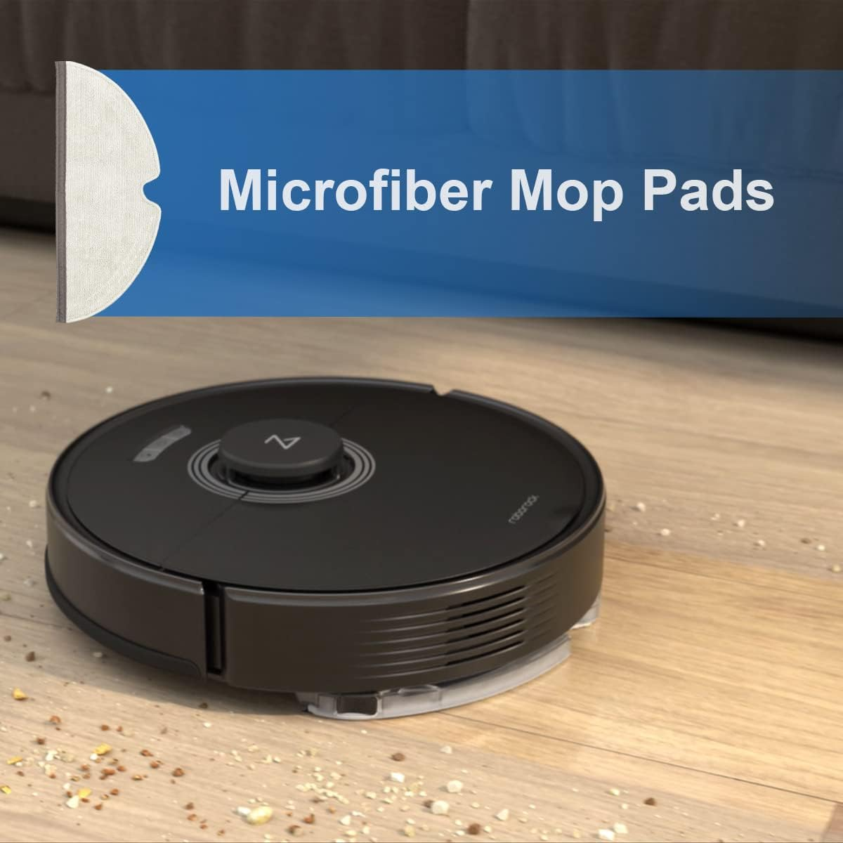Czarny robot odkurzający na drewnianej podłodze z brudem. Znak głosi 'Microfiber Mop Pads'.
