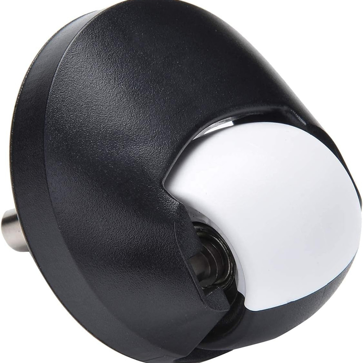 Czarno-biała wtyczka. Czarny korpus z białym, zakrzywionym przodem. Metalowe bolce wystają z podstawy.