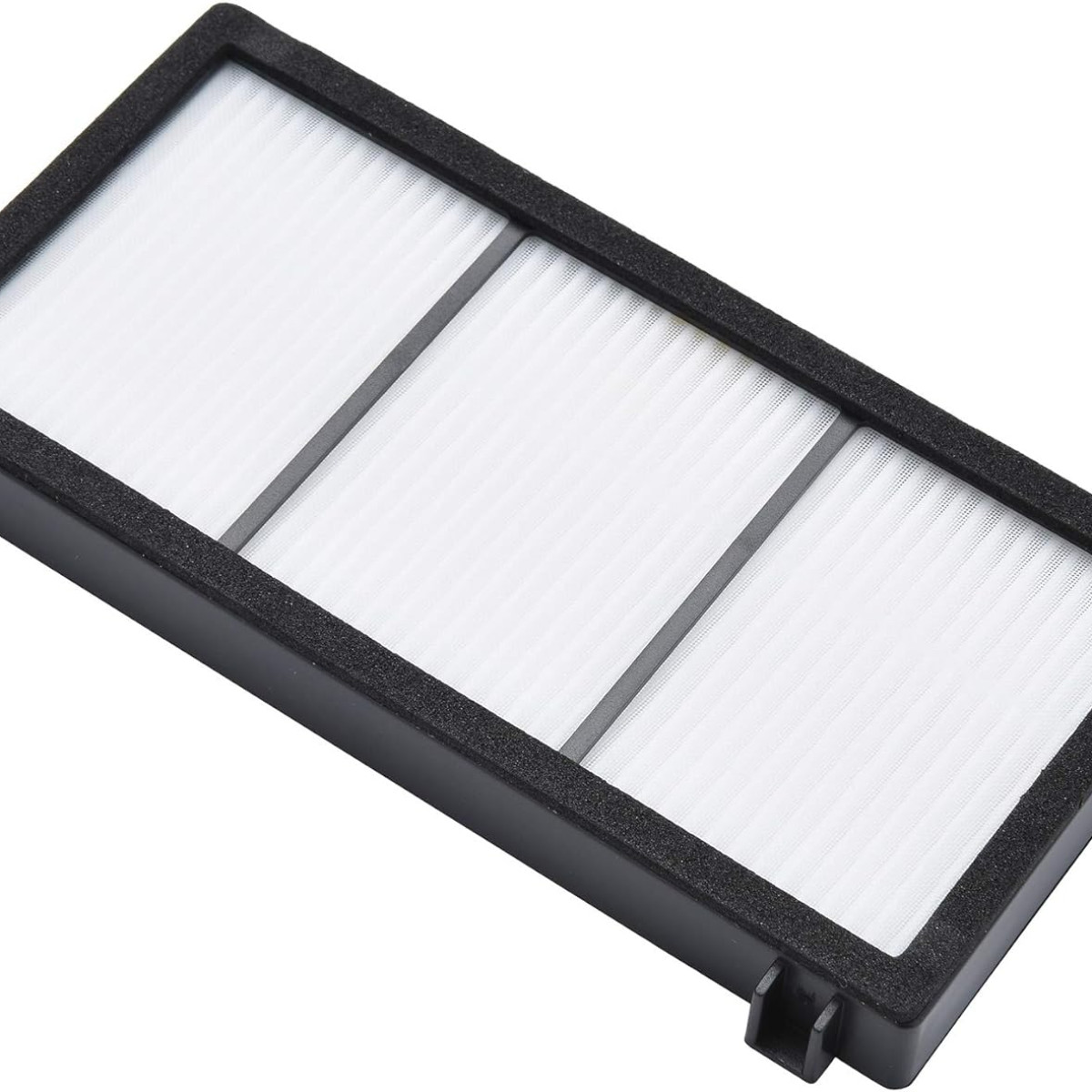 Biały filtr powietrza z czarną ramką. Filtr ma trzy sekcje z białym, plisowanym materiałem.