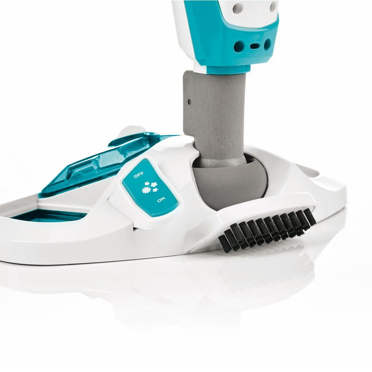 Biało-turkusowe urządzenie do czyszczenia podłóg ze szczotką i przyciskami sterowania. Białe tło.