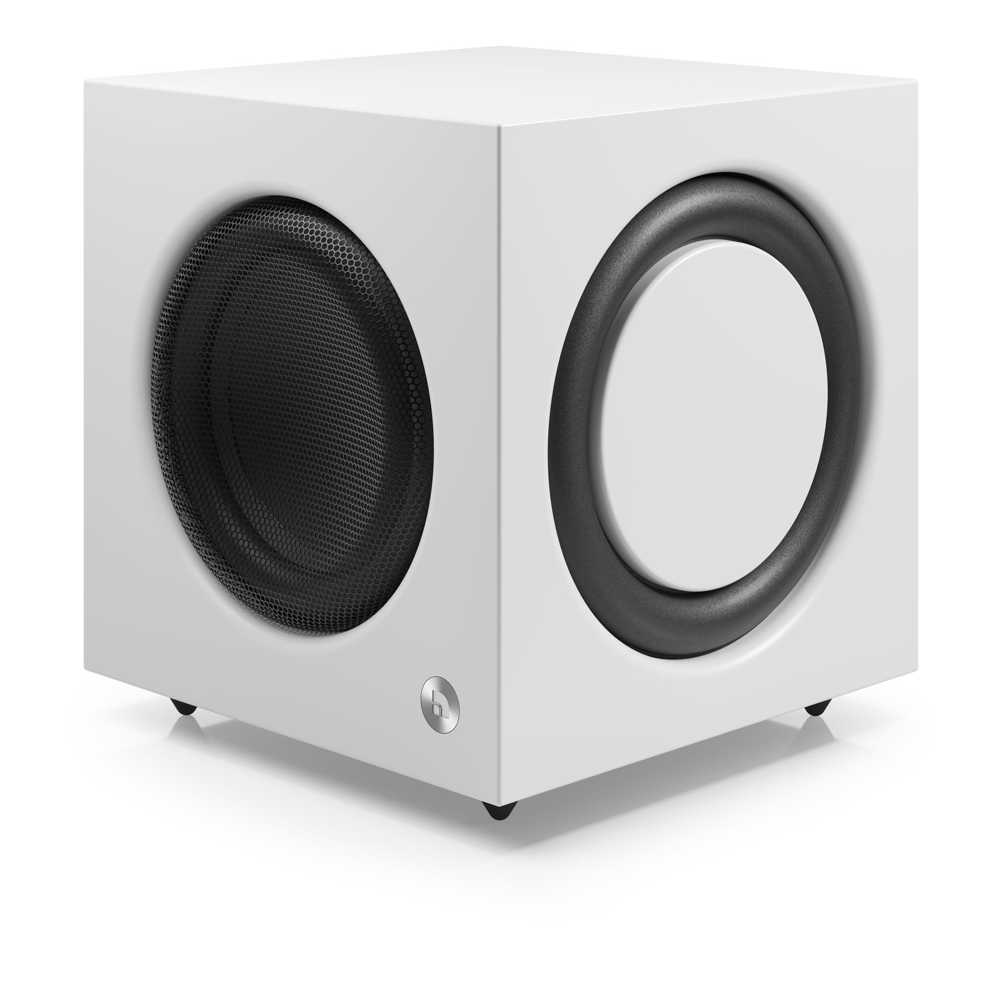 Caisson de basses blanc en forme de cube avec un haut-parleur circulaire et un cache en maille noire.