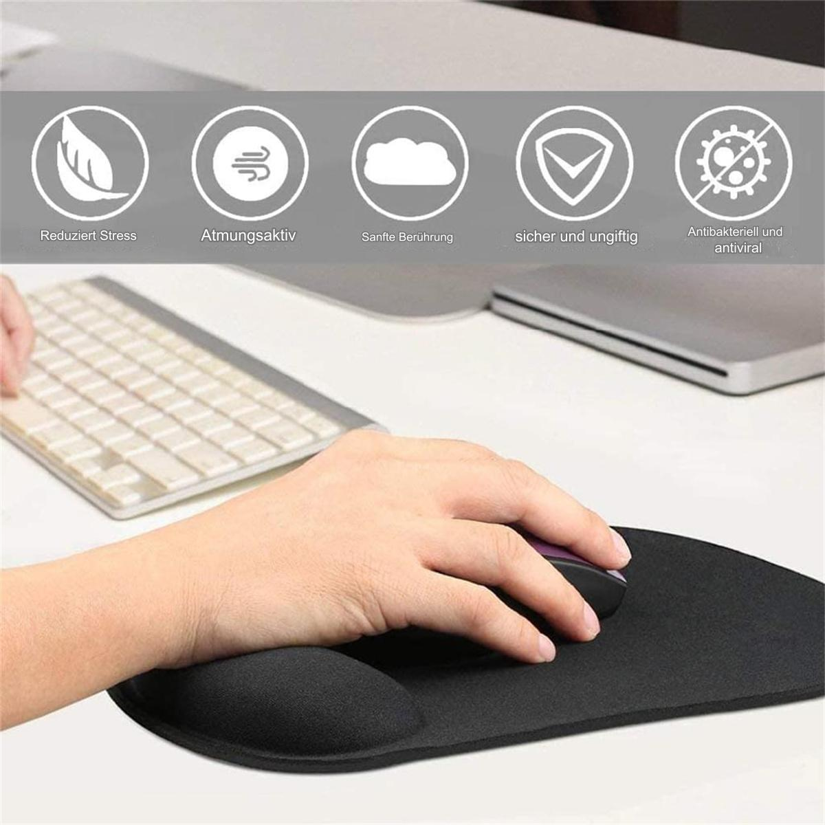 Eine Hand benutzt eine Maus auf einem schwarzen ergonomischen Mauspads mit Handgelenkauflage. Weißer Hintergrund.