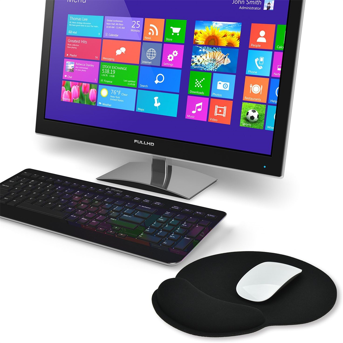 Ein Desktop-Computer mit Tastatur, Maus und Mauspad. Der Monitor zeigt eine Menüoberfläche an.