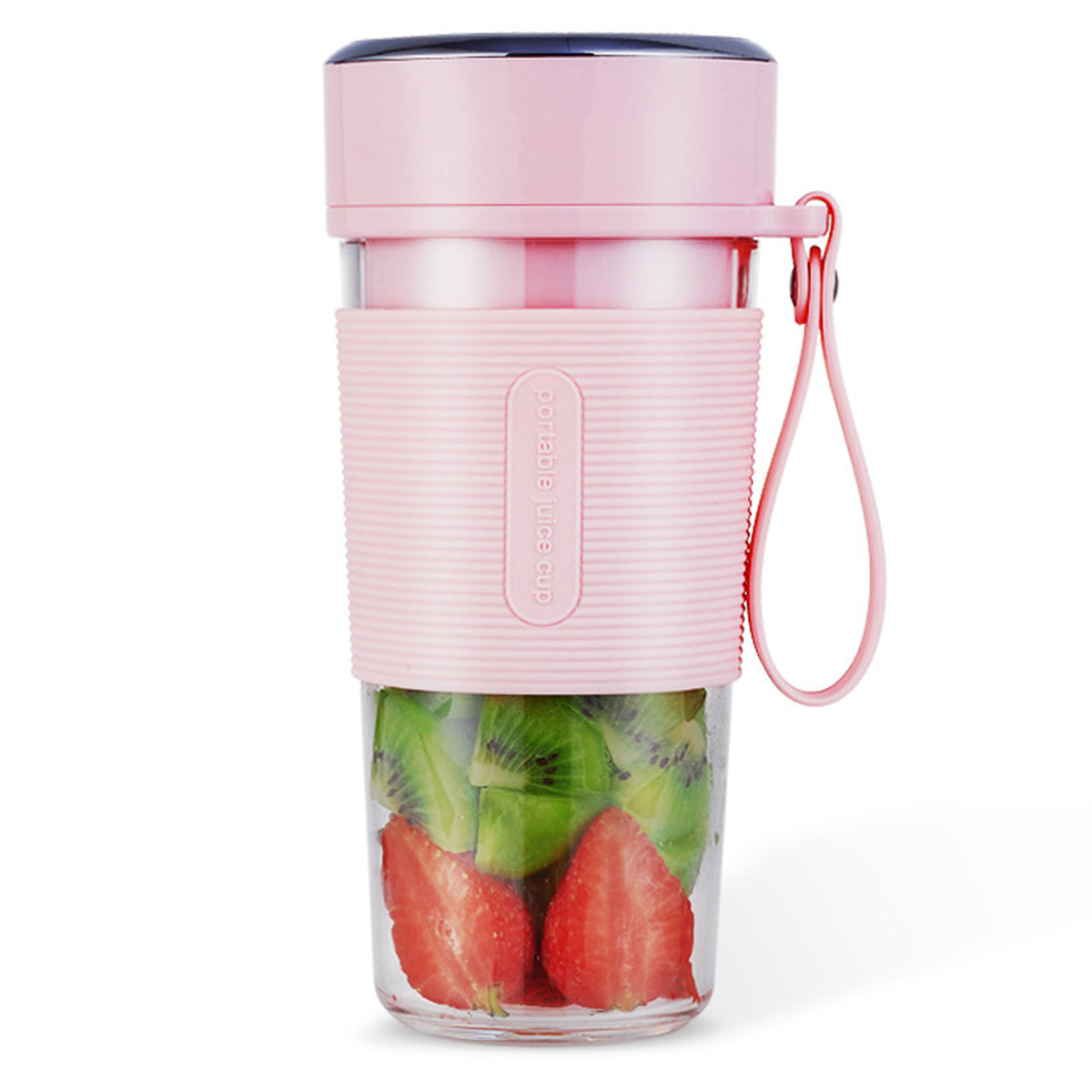 Ein rosa tragbarer Saftbecher mit Erdbeeren und Kiwi im Inneren. Der Deckel ist schwarz. Ein weißer Hintergrund.