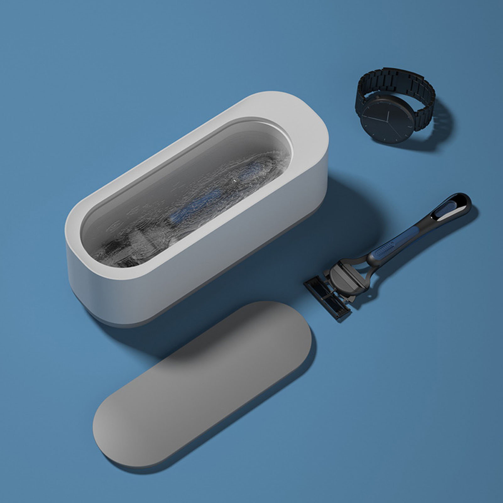 Weißer und transparenter Behälter mit Rasierer und Rasierklingen auf blauer Oberfläche, mit Uhr.