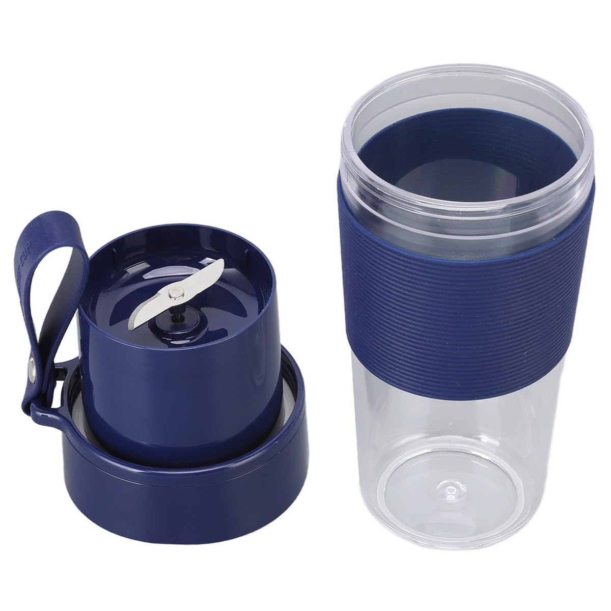 Ein blauer und transparenter Mixer. Die Teile umfassen eine Klingenbasis, eine Tasse und einen Deckel mit Griff.