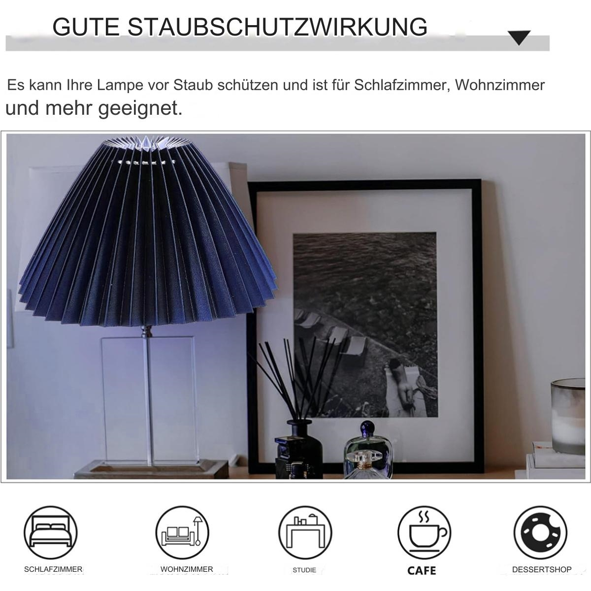 Innenszene mit Lampe, Tisch mit Dekoration und modernem Stil.