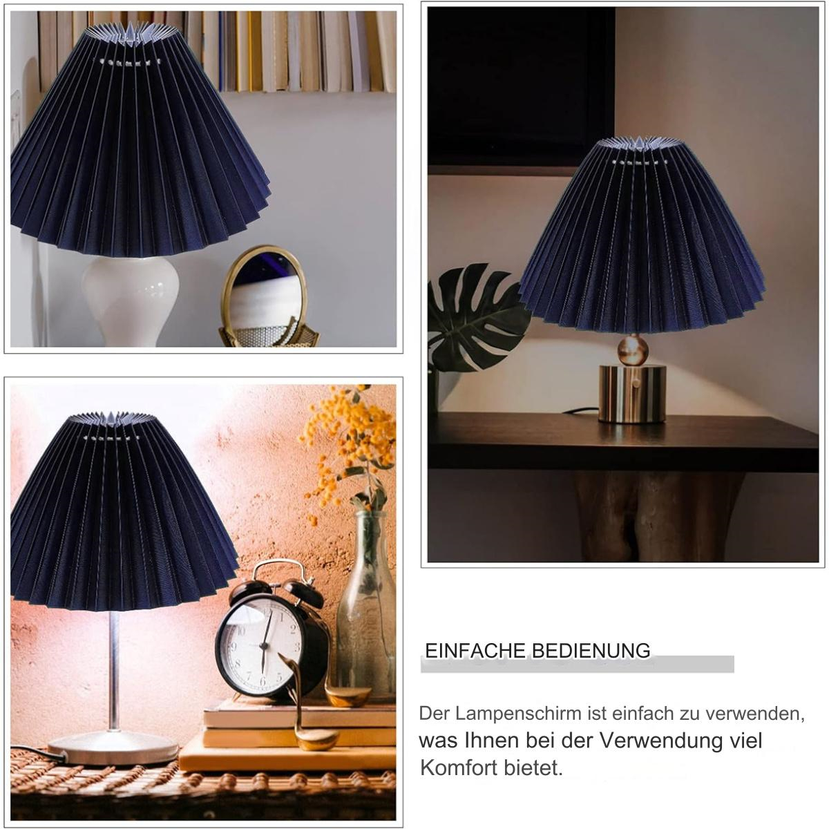 Drei Lampen mit plissierten Schirmen, mit einem Bücherregal im Hintergrund.