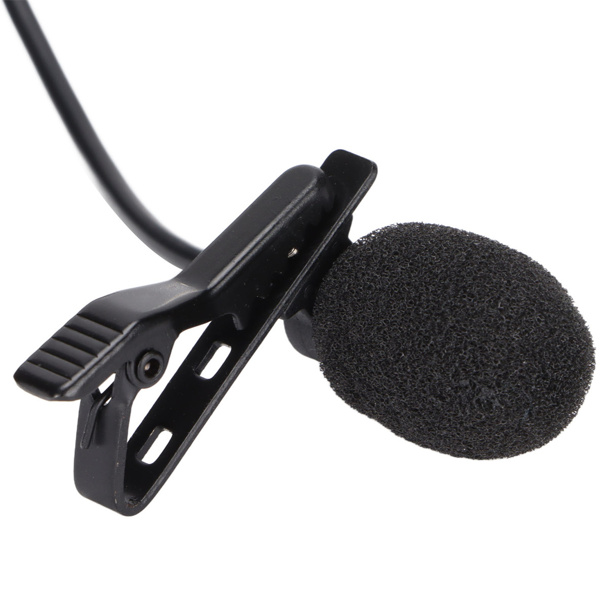Ein kleines, schwarzes Lavalier-Mikrofon mit Clip und Schaumstoffabdeckung wird aus der Nähe gezeigt. Das Kabel ist schwarz.