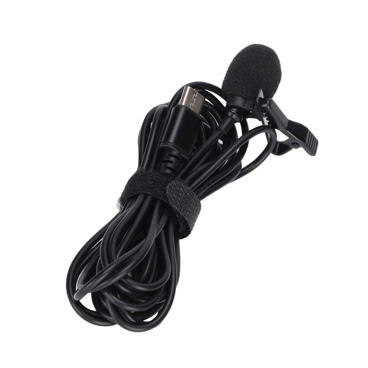 Schwarzes Mikrofon mit USB-C-Anschluss, Clip und Kabel.