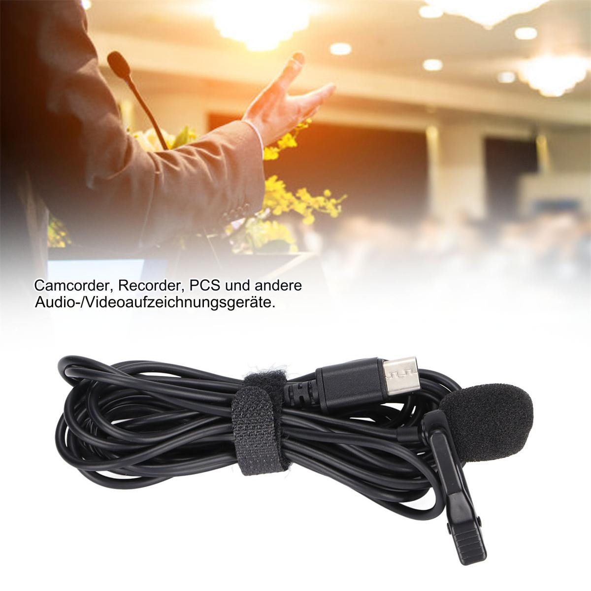 Ein Ansteckmikrofon mit schwarzem Kabel. Die Szene ist eine Konferenz mit Redner und Audioausrüstung.
