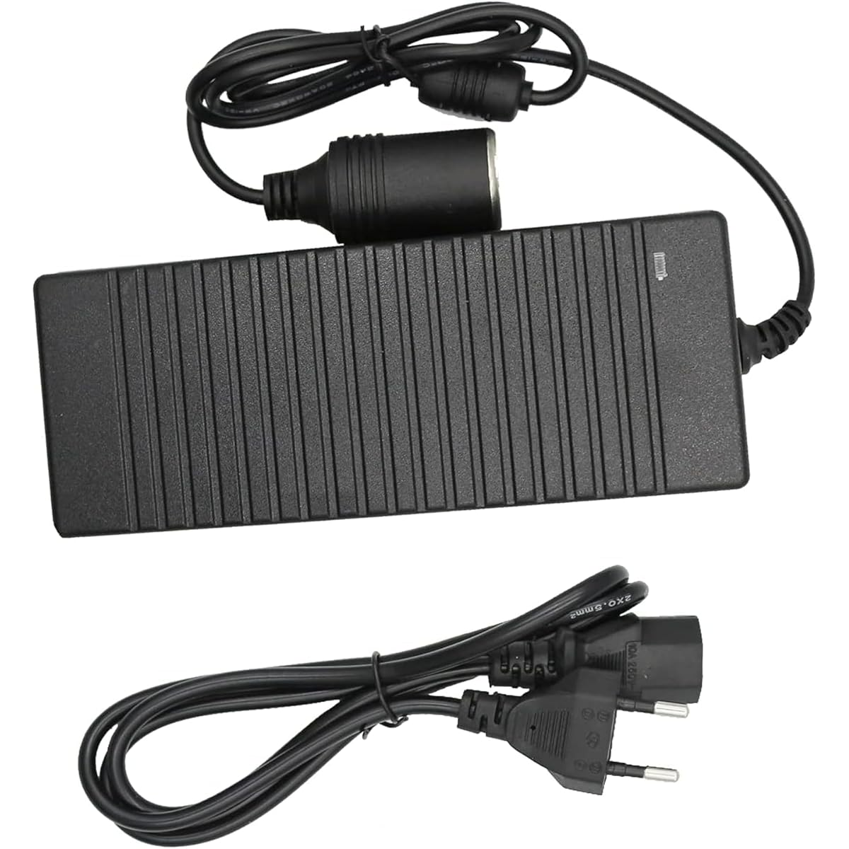 Ein schwarzes Netzteil mit langem schwarzem Kabel. Ein zweites schwarzes Kabel mit Stiften für die Steckdose.