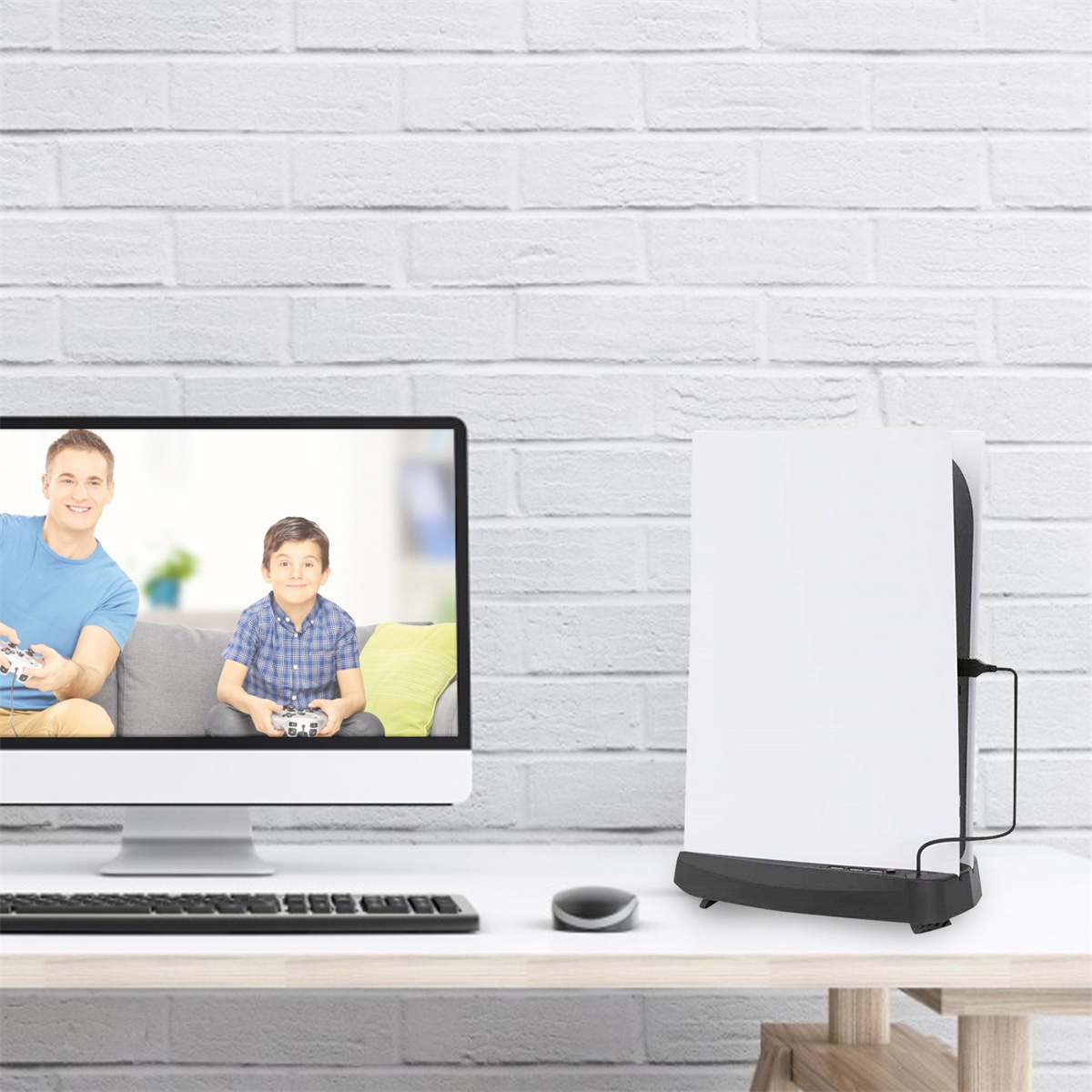 Zwei Leute spielen. Einer am Monitor, der andere hat eine Konsole. Neben einer weißen Konsole.