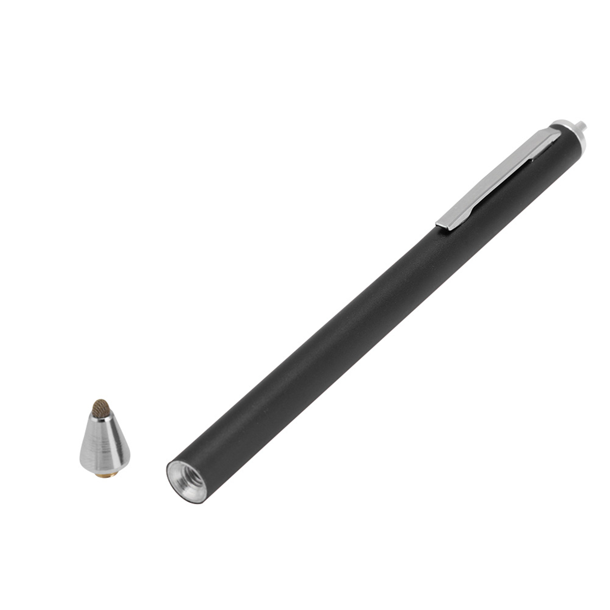 Schwarzer Stift mit silbernem Clip und eine Ersatzspitze. Weißer Hintergrund.