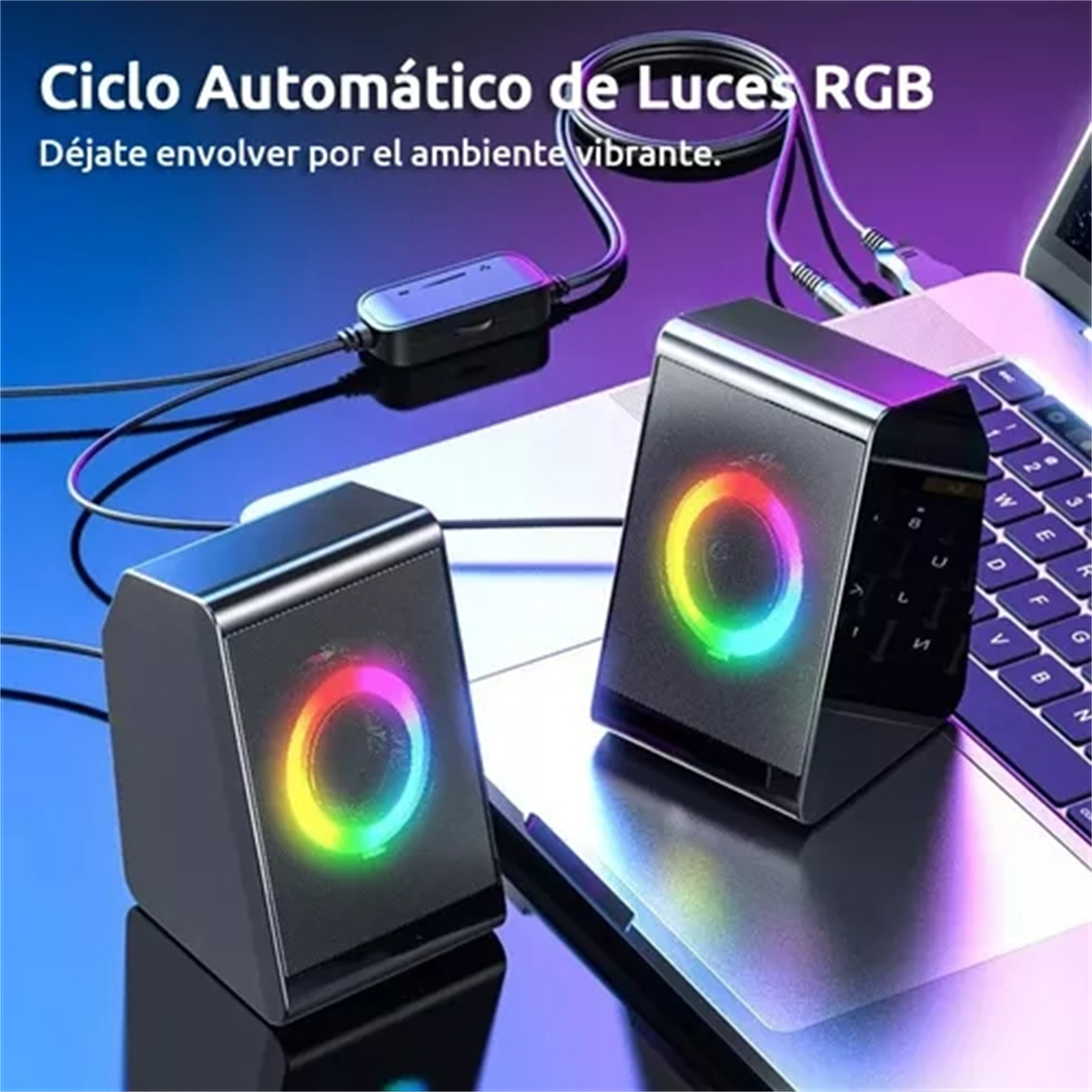 Zwei schwarze Lautsprecher mit RGB-Beleuchtung. Sie stehen auf einer Laptop-Tastatur.