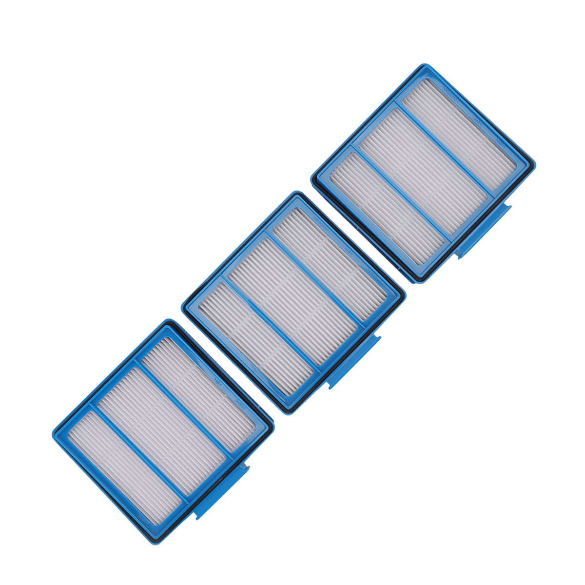 Drei blaue Luftfilter mit weißem Filtermaterial, angeordnet auf einer weißen Oberfläche.