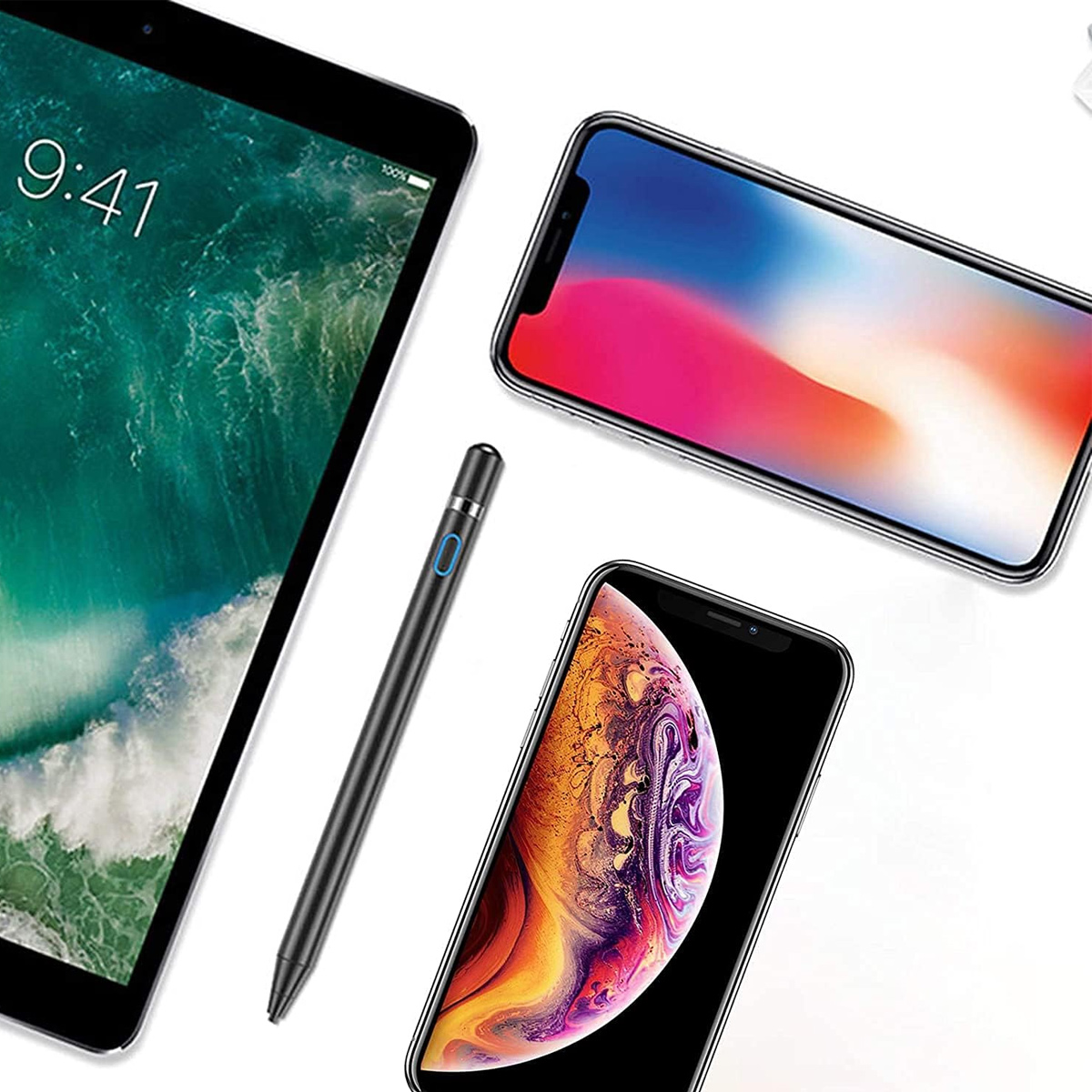 Drei Geräte: Tablet, iPhone und ein weiteres Telefon mit Stift. Alles auf weißem Hintergrund, Draufsicht.