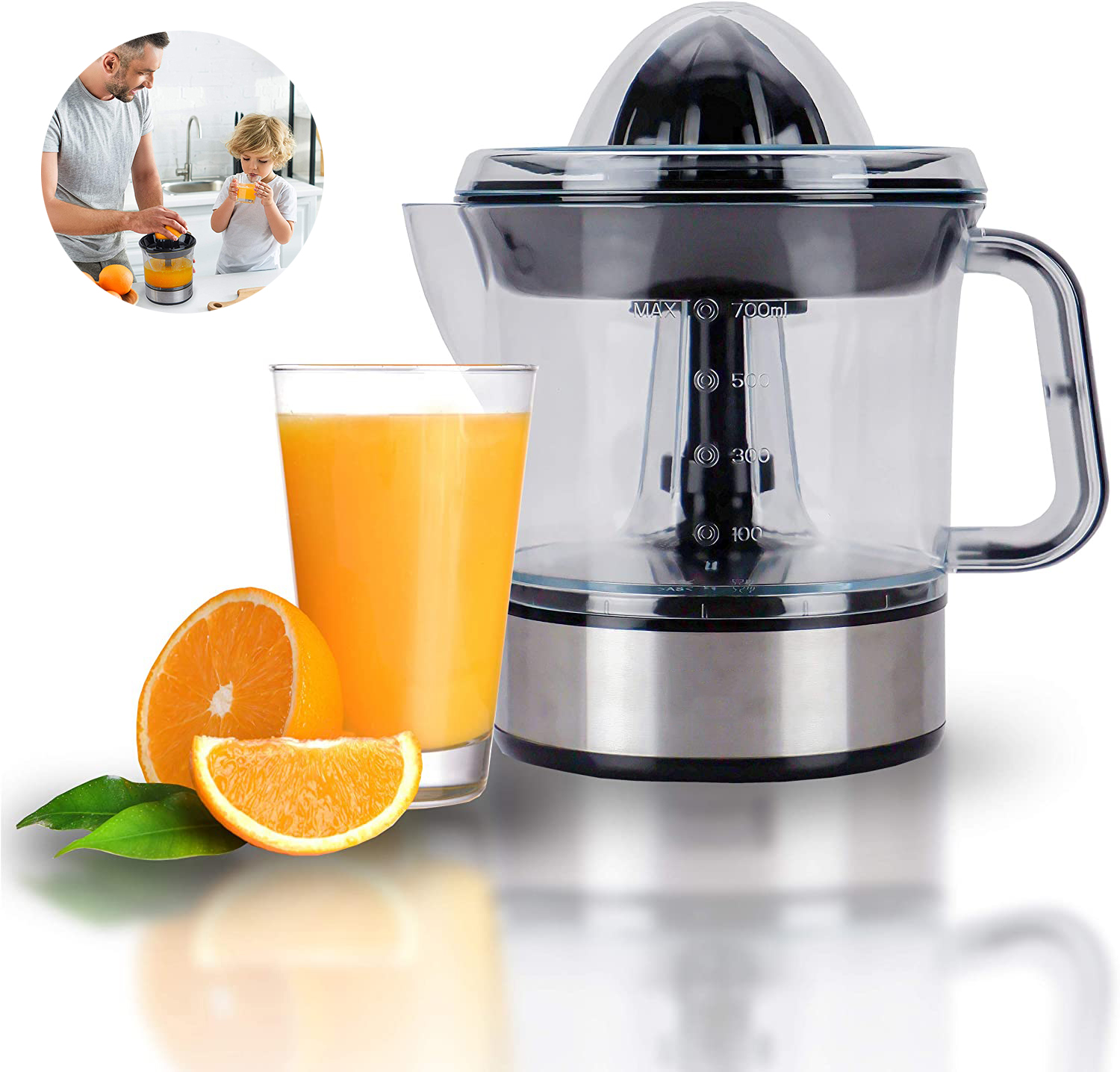 Entsafter und Orangenscheiben, mit einem Glas Saft und Mann und Kind im Hintergrund sichtbar.