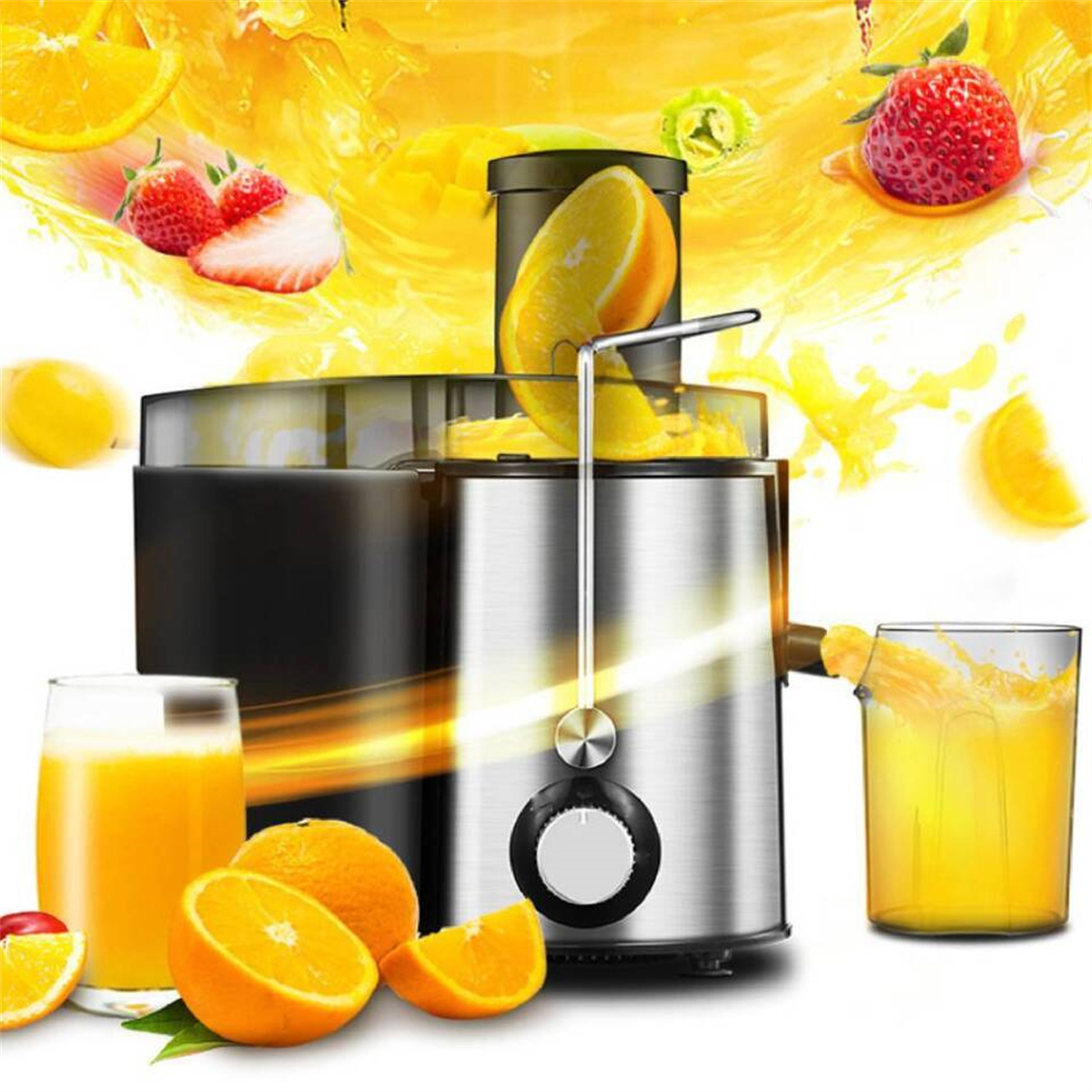 Entsafter mit Orangen, Orangensaft in Glas und Krug, sowie geschnittenen Früchten.